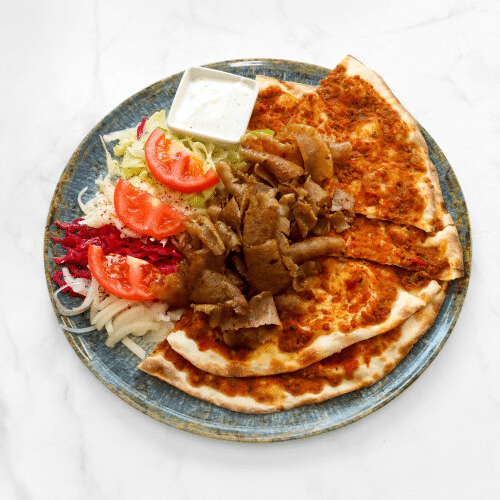 Türkische Pizza mit Fleisch