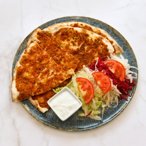 Türkische Pizza mit Salat