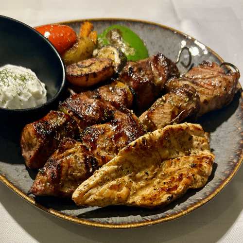 Aperon Teller (Souvlaki, Hähnchenbrustfilet, Lammspieß)