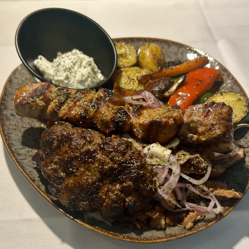 Grill Teller (Gyros, Souvlaki, Kalbsleber)