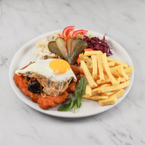 Schnitzel Spiegelei und Champignons
