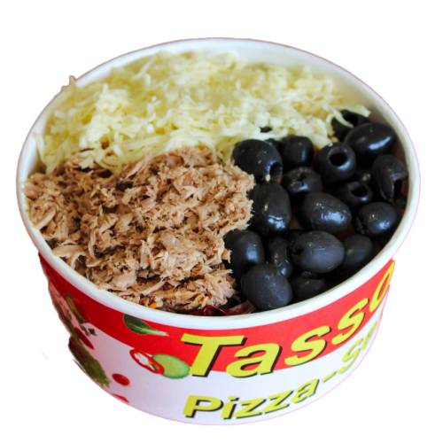 Grüner Salat mit Thunfisch, Gurken, Tomaten, Karotten, Oliven