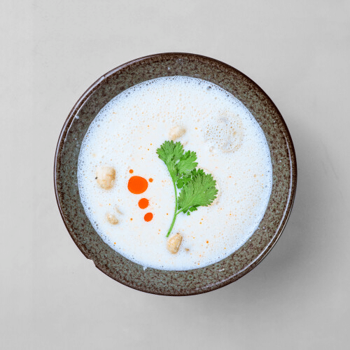 Cremige Tom-Yam-Nudelsuppe mit Garnelen