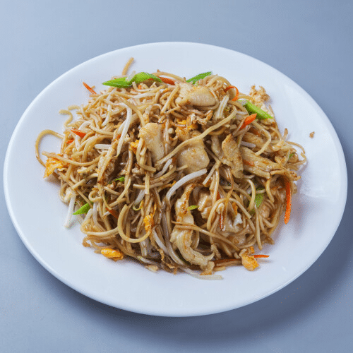 Gebratene Glasnudeln mit Hühnchen und Gemüse in Tofusoße