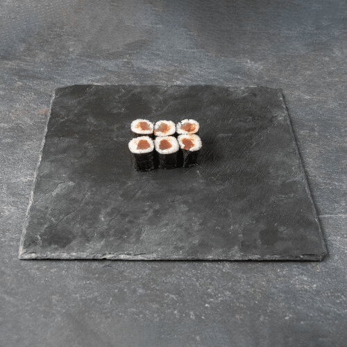 Hoso Maki mit Thunfisch und Chilisauce