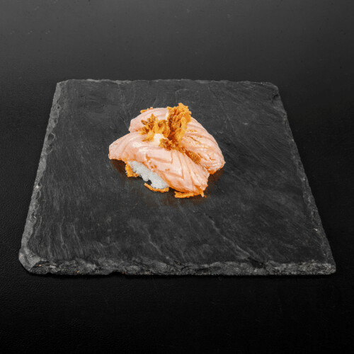 Nigiri mit Lachs und Zwiebeln