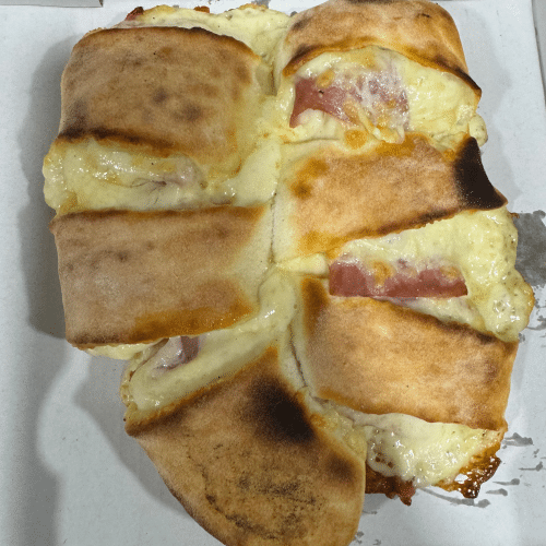 Gefüllte Pizzabrötchen mit Schinken und Käse