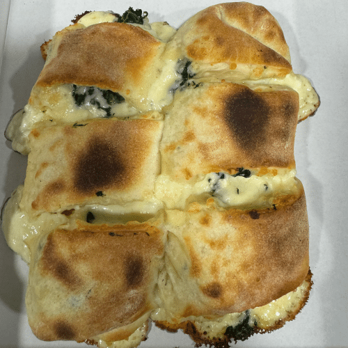 Gefüllte Pizzabrötchen mit Spinat und Schafskäse