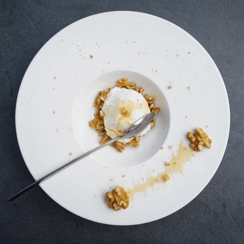 Joghurt mit Honig und Nüssen