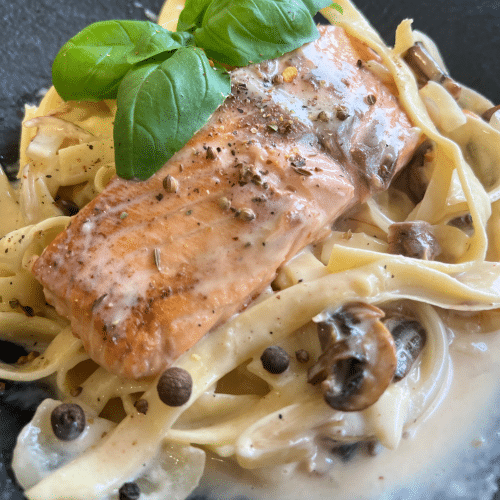 olomos mit Bandnudeln, Sahnesauce, Champignons und Zwiebeln