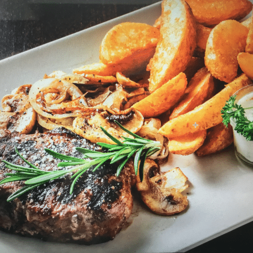 Original argentinisches Rumpsteak mit Champignons und Zwiebeln