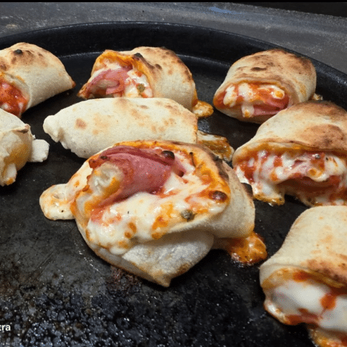 Pizzabrötchen gefüllt mit Salami