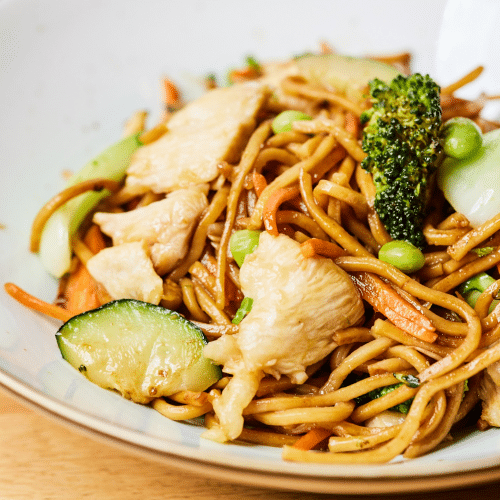 Kleine gebratene Nudeln mit Hühnerfleisch