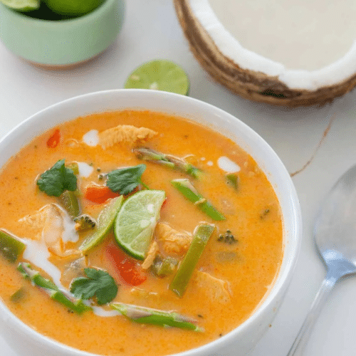 Thailändische Hühnerfleisch Suppe mit Chilli (scharf)