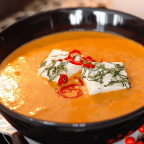 Tomatensuppe mit Hühnerfleisch und Kokosmilch