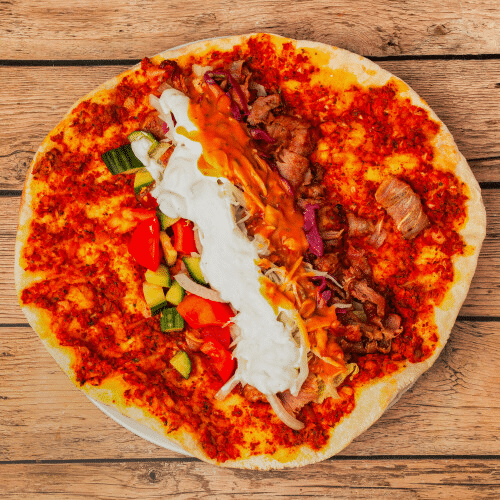 Lahmacun mit Salat und Hähnchenfleisch