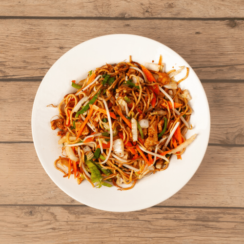 Gebratene Nudeln mit Hähnchen und Gemüse