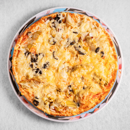 Pizza Zwiebeln, Oliven, Peperoni und Artischocken