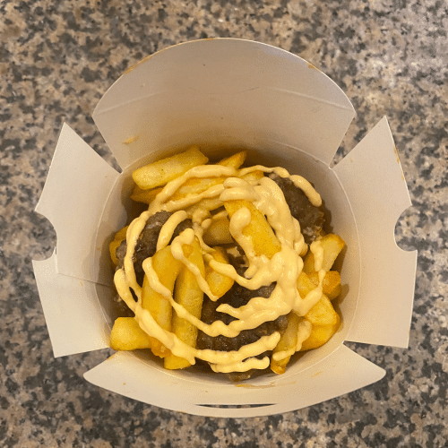 Pomfriko(Rindfrikadellen gemischt mit Pommes und hausgemachtsauc