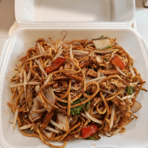 Gebratene Nudeln mit Hühnerfleisch