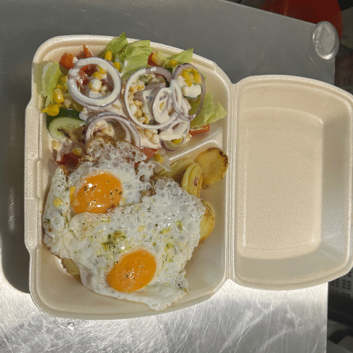 Bratkartoffeln mit Salat und Spiegel Ei