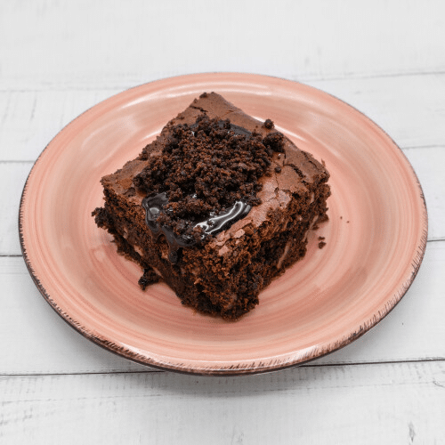 Hausgemachter Brownie mit warmer Karamellsauce