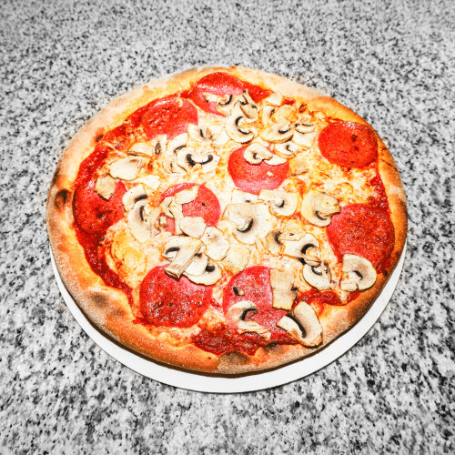 Pizza Tomaten-Käse-Salami-Champignon