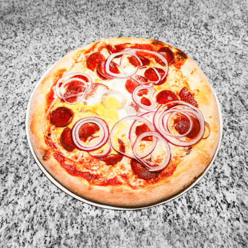 Pizza Tomaten-Käse-Peperoniwurst-Paprika-Zwiebel