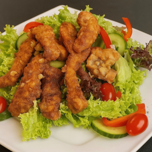Gemischter Salat mit panierten Putenstreifen