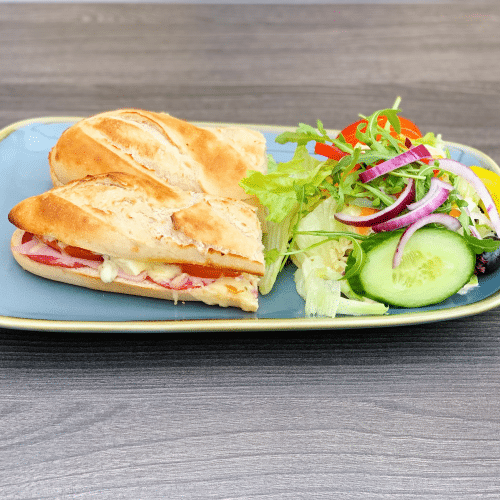 Baguette mit Schafskäse, Schinken und Salami