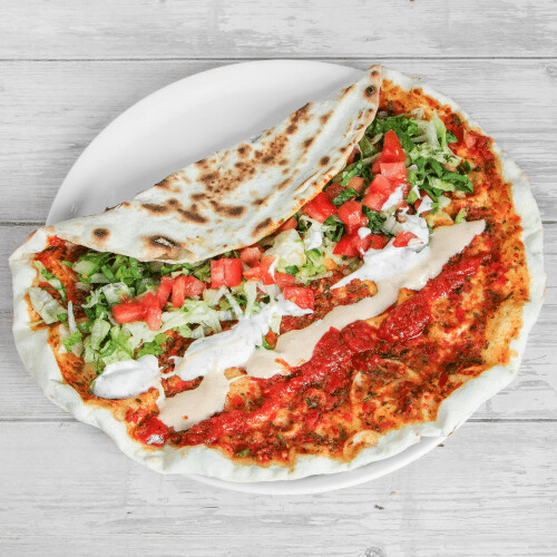 Lahmacun mit Salat und Sauce