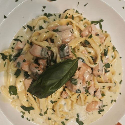 Handgemachte Tagliatelle Salmone