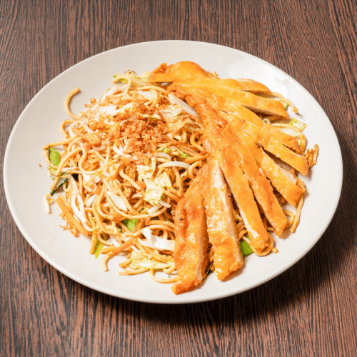 Bratnudeln mit gebacken Hühnerfleisch