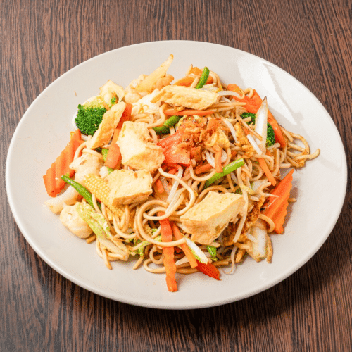 Nudeln mit verschiedenem Gemüse und Tofu ( veg.)