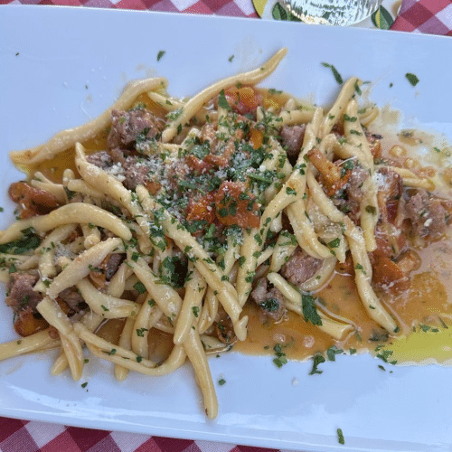 Pasta fresca-Fusseli Mit Pfifferlinge und Salsiccia