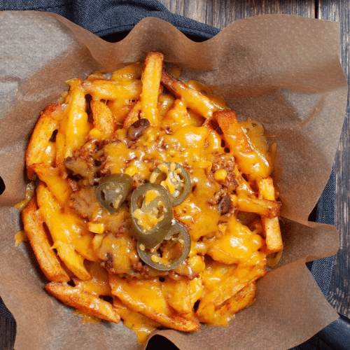 Pommes frites mit Käse überbacken und Jalapenos