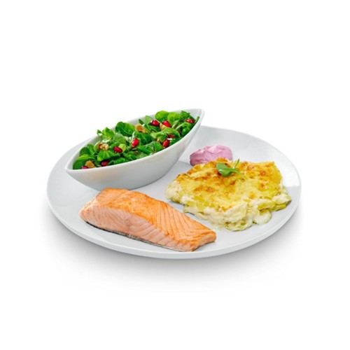Lachsfilet vom Grill mit Gratin und Feldsalat 