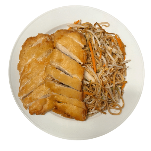 Gebratene Nudeln mit Ei gemüse und knusprige Hähnchen