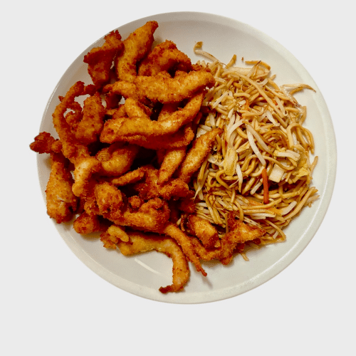 Gebratene Nudeln mit Ei Gemüse und paniert Hühnerfleischstreifen