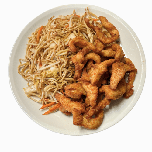 Gebratene Nudeln mit Ei Gemüse und paniert Hühnerfleischstreifen