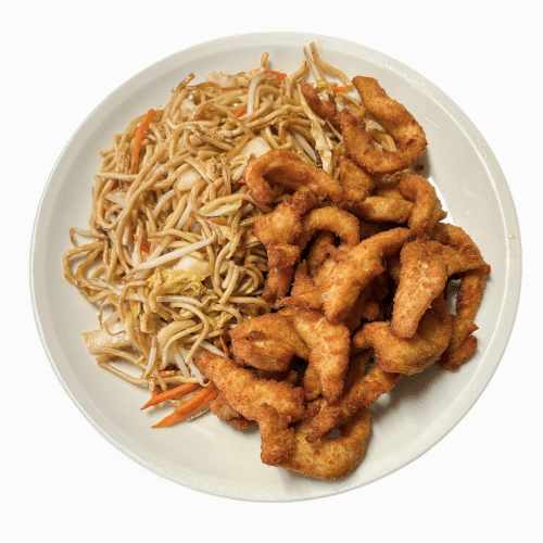 Gebratenenudeln mit panierten Hühnerfleisch streifen