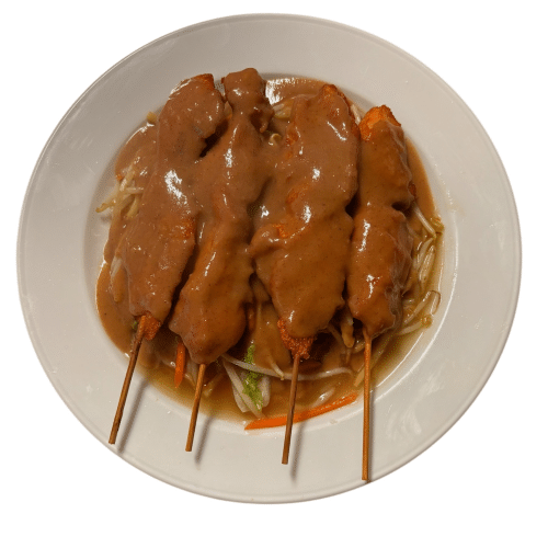 Hühnerfleisch-Spieße mit Gemüse in Erdnuss Soße