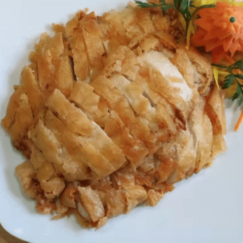 Knusprige Hühnerbrust mit Gemüse und Erdnusssauce