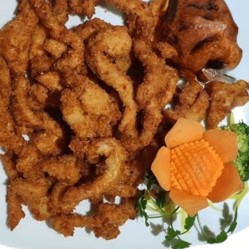 Panierte Hühnerfleischstreifen mit Erdnusssauce