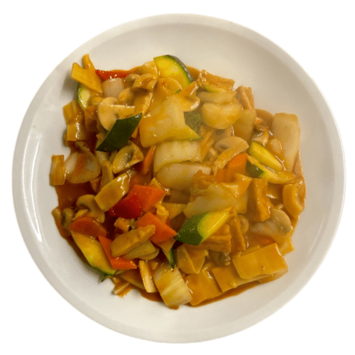 Tofu mit Gemüse in rotem Curry und Kokosmilch Soße