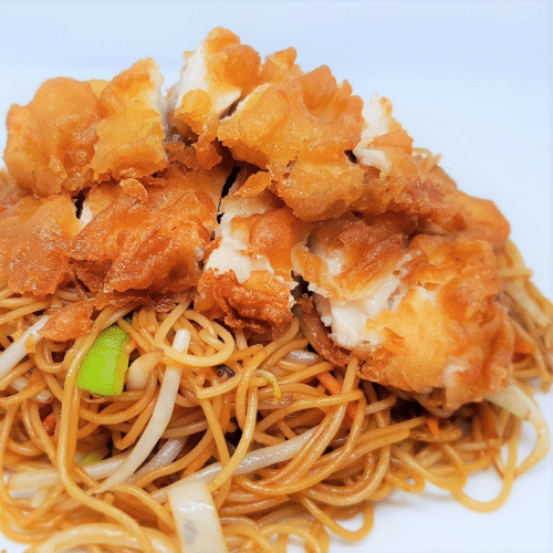 Gebratene Nudeln mit knusprigem Hähnchenfilet