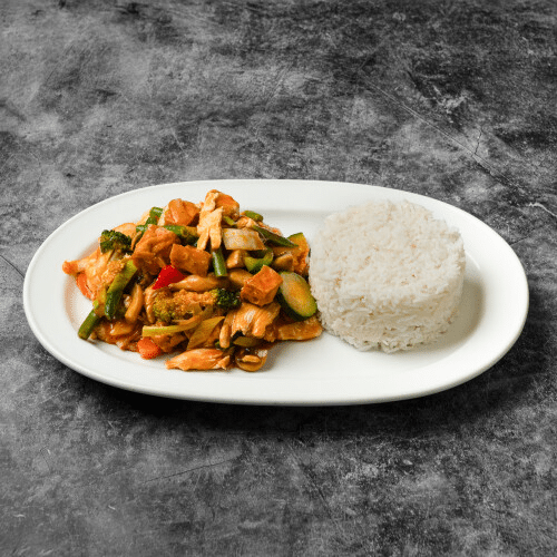 Gebratenes Hühnerfleisch mit Tofu