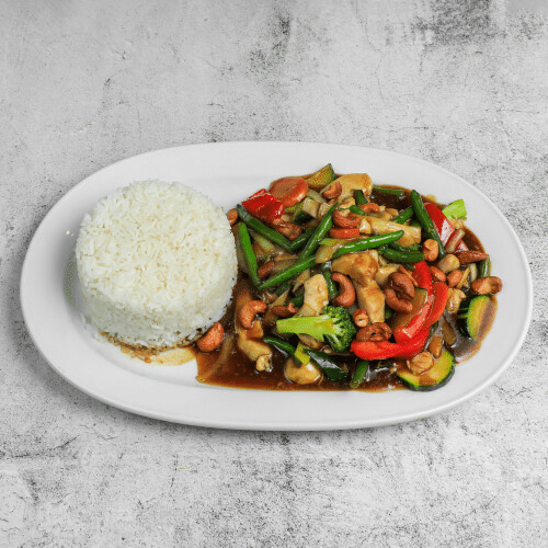 Gebratenes Hühnerfleisch mit Cashewnüssen