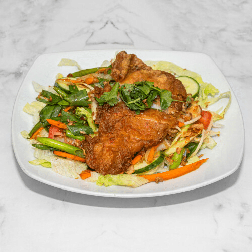 Thai-Salat mit gegrilltem Fischfilet (pikant)