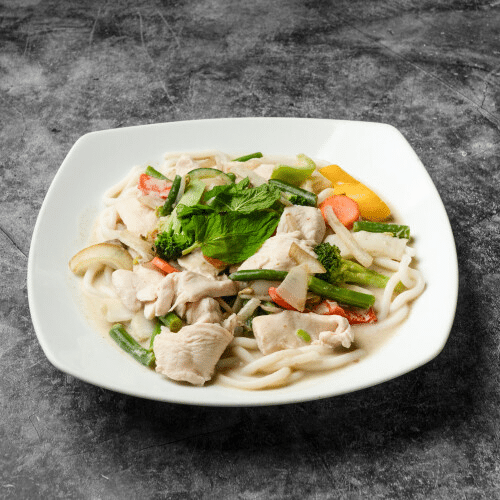 U-Dong Nudeln mit Hühnerfleisch in grüner Currysauce